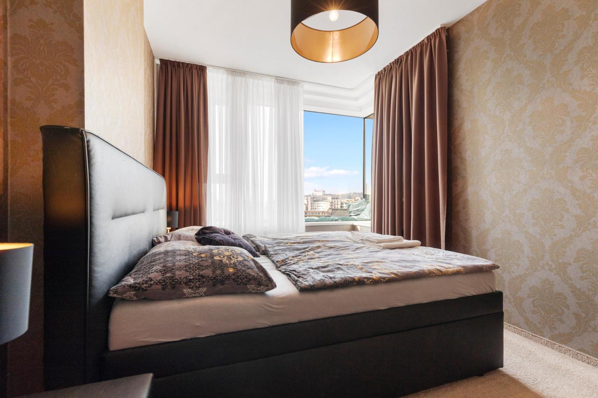 Panorama City Apartment In Downtown Area With Free Parking And Castle View Bratislava Exterior foto
