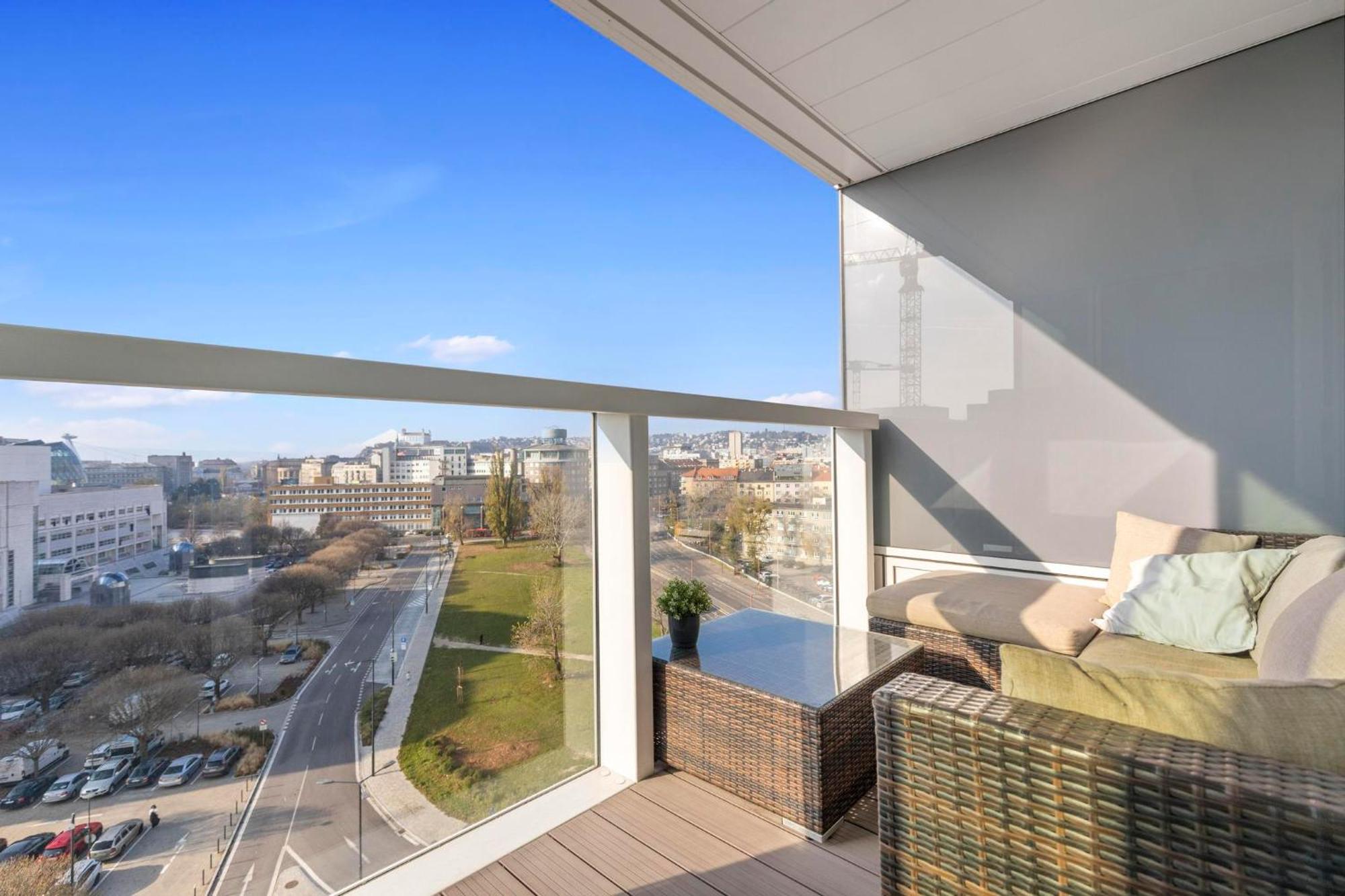 Panorama City Apartment In Downtown Area With Free Parking And Castle View Bratislava Exterior foto