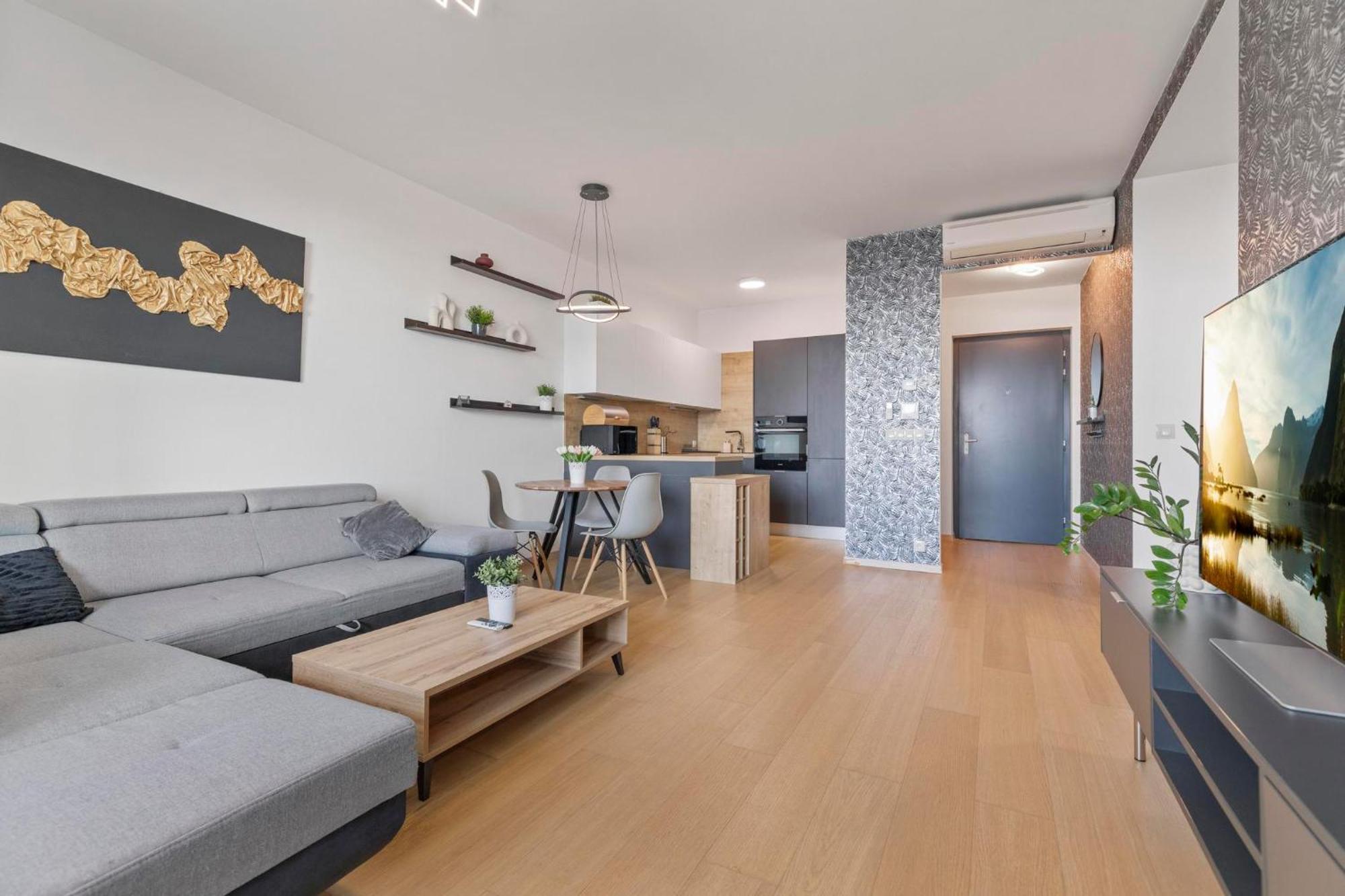 Panorama City Apartment In Downtown Area With Free Parking And Castle View Bratislava Exterior foto
